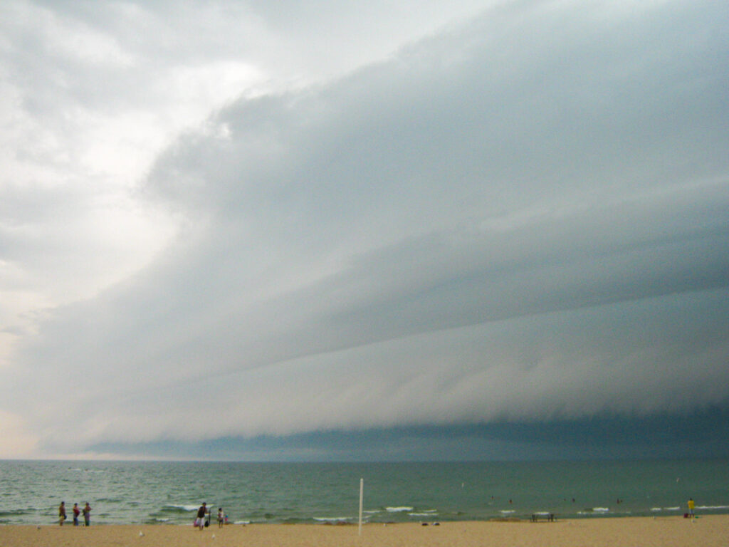 Shelf Cloud comes ashore in Grand Haven, MI on Lake Michigan July 18, 2010